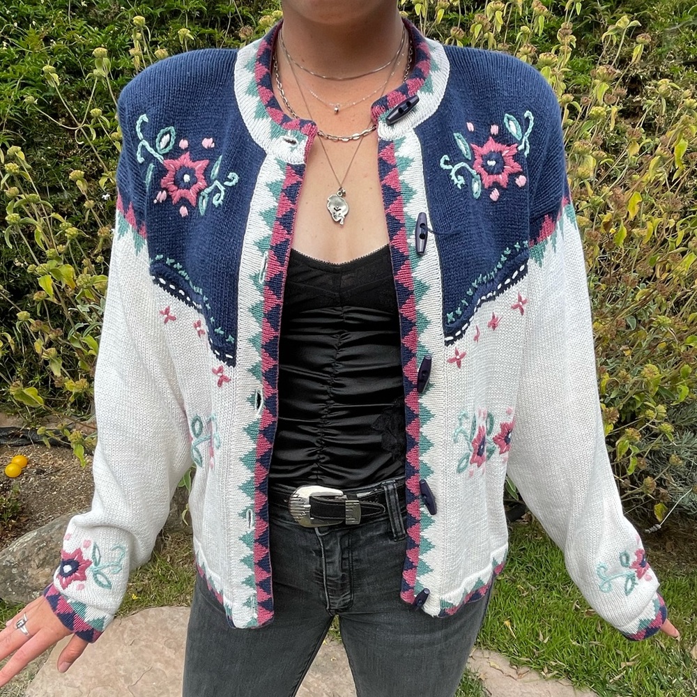 🌸Gorgeous vintage embroidered flower knit sweater🌸